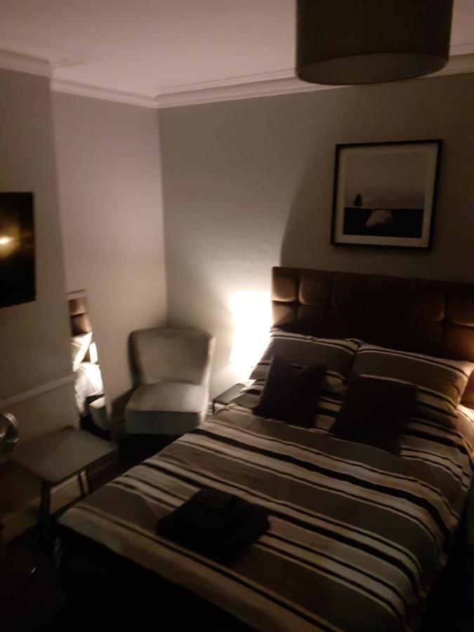 רדינג Caversham Lodge מראה חיצוני תמונה